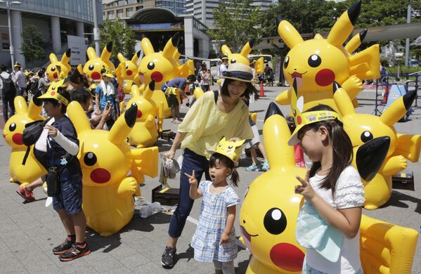 Зрители на параде покемонов в Токио