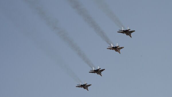 Истребители МиГ-35 выполняют демонстрационный полет во время международного конкурса Ключи от неба