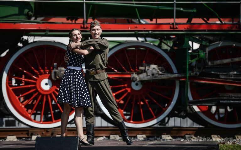 Участники театрализованного представления во время парада паровозов в честь Дня железнодорожника на станции Подмосковная