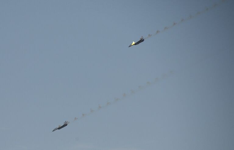 Истребители МиГ-35 выполняют демонстрационный полет во время международного конкурса Ключи от неба