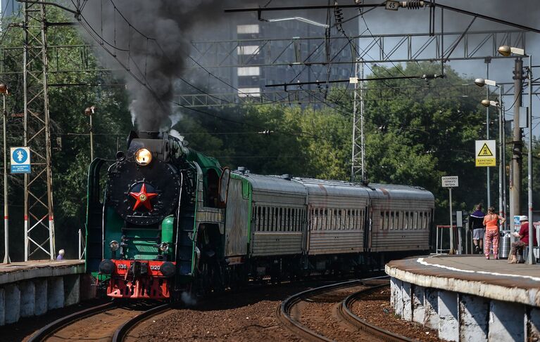 Паровоз П36-0120 едет мимо платформы Гражданская во время парада паровозов в честь Дня железнодорожника