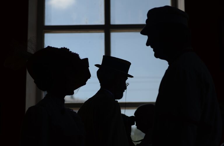 Гости и участники парада осматривают экспозицию музейно-производственного комплекса Паровозное депо на станции Подмосковная