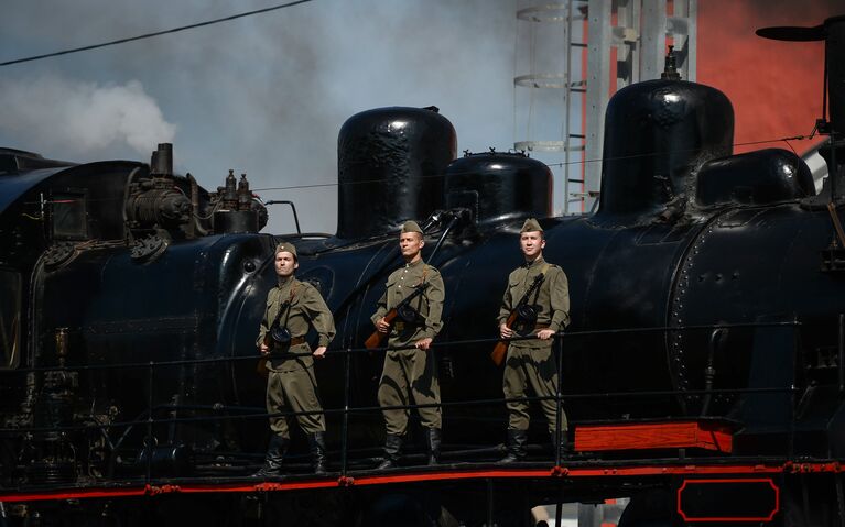 Участники театрализованного представления во время парада паровозов в честь Дня железнодорожника на станции Подмосковная