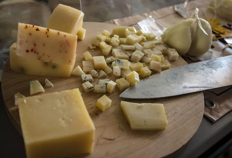 Сырная продукция на сырном фестивале в Истринском районе Московской области Сырная продукция на сырном фестивале в Истринском районе Московской области