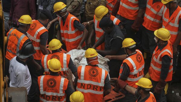Спасатели на месте обрушившегося жилого дома на окраине Мумбаи