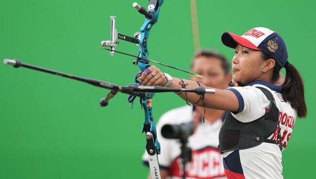 Спортсменка сборной России Туяна Дашидоржиева в командном первенстве среди женщин по стрельбе из лука на XXXI летних Олимпийских играх