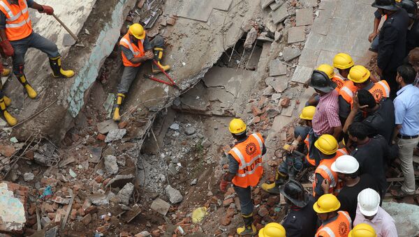 Спасатели на месте обрушившегося жилого дома на окраине Мумбаи