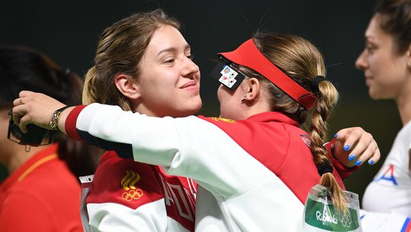 Виталина Бацарашкина и Екатерина Коршунова на соревнованиях по стрельбе из пневматического пистолета на 10 м на XXXI летних Олимпийских играх