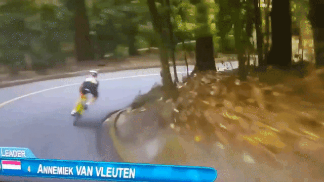 Падение велогонщицы из Нидерландов Аннемик ван Влютен