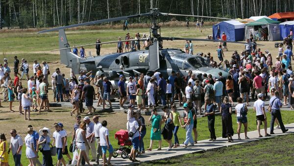 Посетители у вертолета огневой поддержки Ка-52 Аллигатор во время конкурса Авиадартс-2016