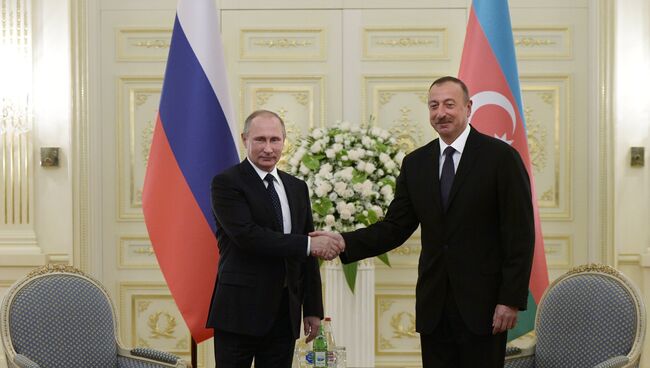 Президент России Владимир Путин и президент Азербайджана Ильхам Алиев во время встречи в резиденции Гянджлик в Баку. 8 августа 2016