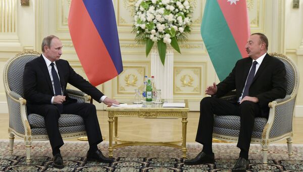 Президент России Владимир Путин (слева) и президент Азербайджана Ильхам Алиев. Архивное фото