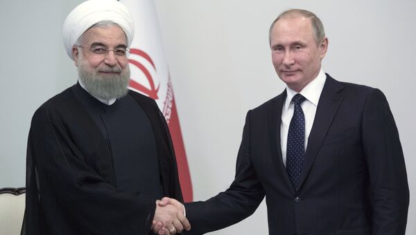 Президент России Владимир Путин и президент Исламской Республики Иран Хасан Рухани во время встречи в Центре Гейдара Алиева в Баку. 8 августа 2016