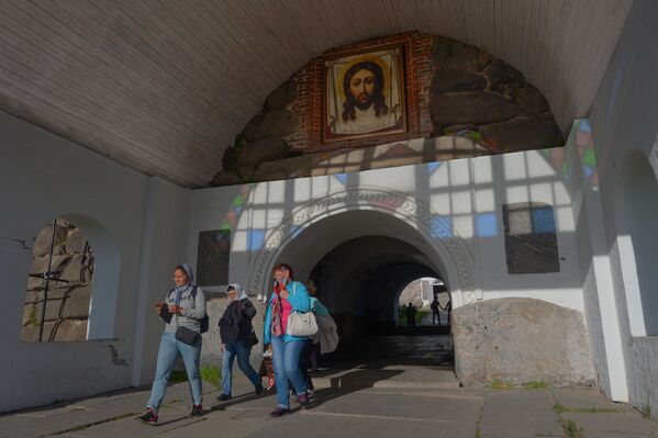Туристы у главного входа в Соловецкий ставропигиальный мужской монастырь