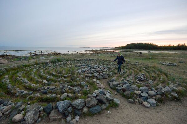 Туристы в древнем каменном лабиринте на берегу Белого моря
