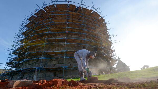 Реставрационные работы одной из башен Соловецкого ставропигиального мужского монастыря. Архивное фото