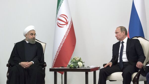 Президент России Владимир Путин и президент Исламской Республики Иран Хасан Рухани во время встречи в Центре Гейдара Алиева в Баку. 8 августа 2016