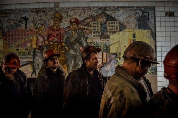 Шахтеры после смены на шахте имени Челюскинцев в Донецке