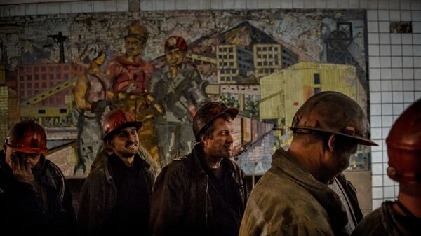 Шахтеры после смены на шахте имени Челюскинцев в Донецке