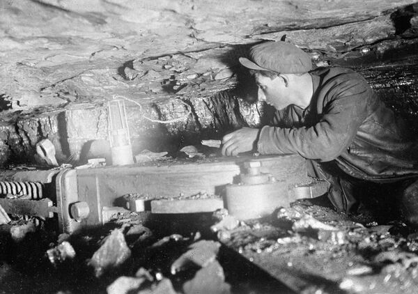 Горняк работает на врубовой машине в одной из шахт Донбасса