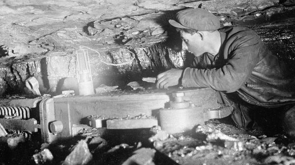 Горняк работает на врубовой машине в одной из шахт Донбасса