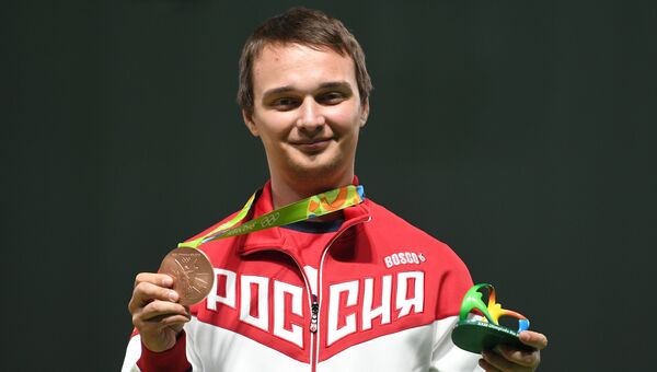 Владимир Масленников (Россия), завоевавший бронзовую медаль по пулевой стрельбе на 10 метров из пневматической винтовки на XXXI летних Олимпийских играх
