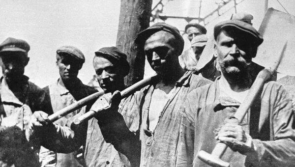 Ударная бригада грузчиков шахты Центральная