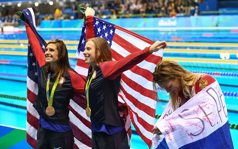 Призеры соревнований по плаванию на дистанции 100 м брассом на XXXI летних Олимпийских играх: Юлия Ефимова, Лилли Кинг и Кэти Мейли