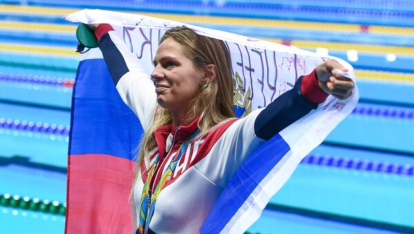 Юлия Ефимова (Россия), завоевавшая серебряную медаль на соревнованиях по плаванию на дистанции 100 м брассом среди женщин на XXXI летних Олимпийских играх, во время церемонии награждения