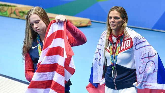Призеры соревнований по плаванию на дистанции 100 м брассом Юлия Ефимова (Россия) и Лилли Кинг (США)