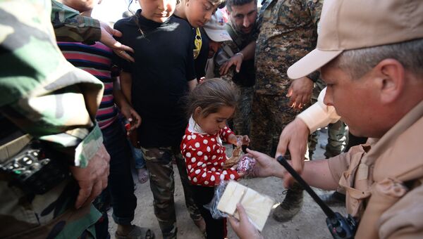 Раздача российской гуманитарной помощи жителям населенного пункта Каукаб в Сирии