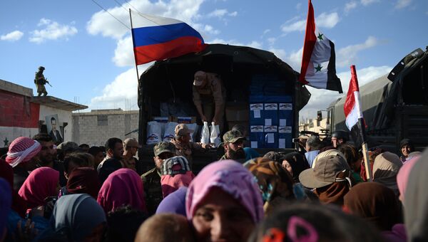 Раздача российской гуманитарной помощи жителям Сирии. Архивное фото