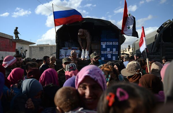 Раздача российской гуманитарной помощи жителям населенного пункта Каукаб в Сирии