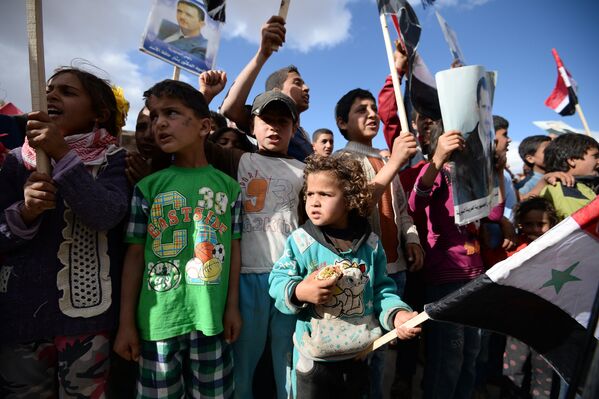 Жители населенного пункта Каукаб в Сирии во время раздачи российской гуманитарной помощи