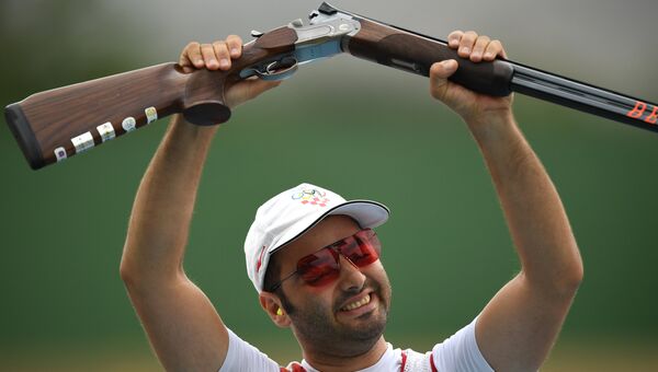 Хорват Йосип Гласнович радуется победе в финале соревнований по стендовой стрельбе в упражнении трап на XXXI летних Олимпийских играх