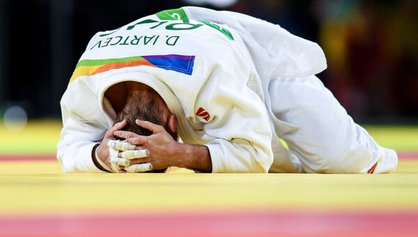 Денис Ярцев (Россия) после завершения утешительного поединка мужских соревнований по дзюдо в весовой категории до 73 кг против Лаши Шавдатуашвили (Грузия) на XXXI летних Олимпийских играх