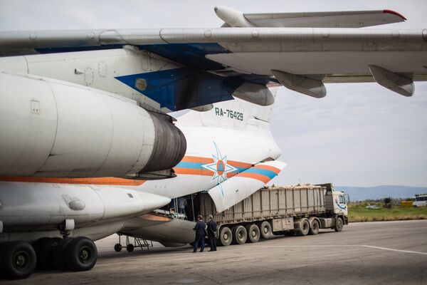 Самолет МЧС России с грузом гуманитарной помощи на борту прибыл в аэропорт Латакии