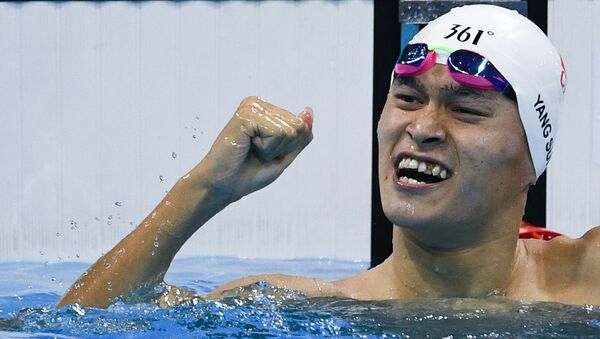 Китайский пловец Сунь Ян радуется победе в финальном заплыве на 200 м вольным стилем во время соревнований по плаванию среди мужчин на XXXI летних Олимпийских играх