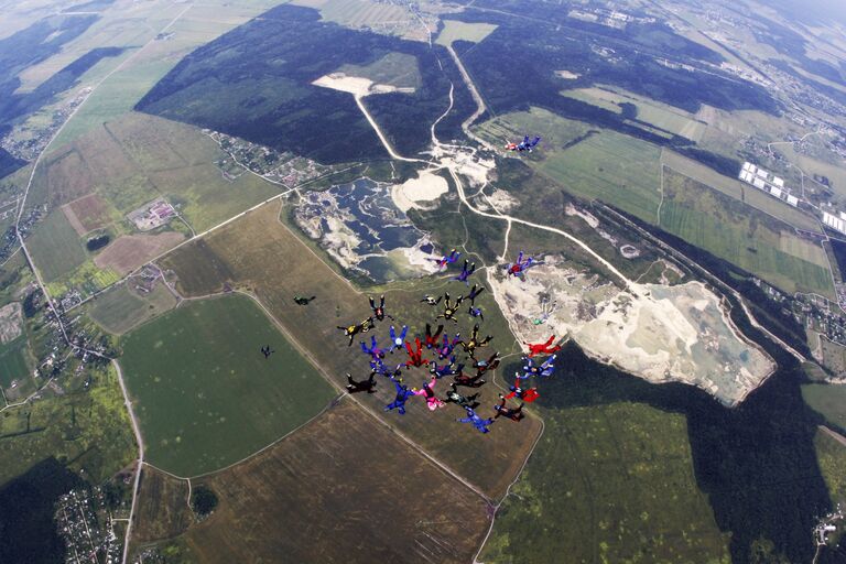 Тренировка спортсменов-парашютистов Северо-Западного федерального округа перед рекордным прыжком