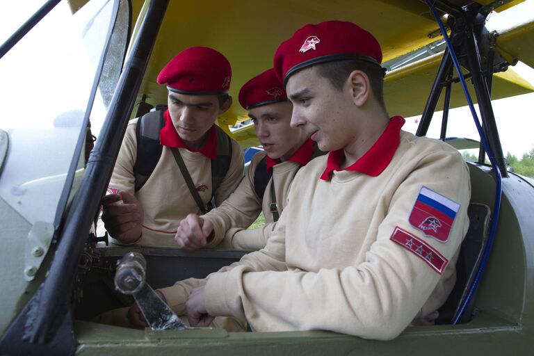 Юнармейцы возрожденного молодежного военно-патриотического движения Юнармия на базе военно-патриотического воспитания ДОСААФ имени Валентины Терешковой в Ярославле