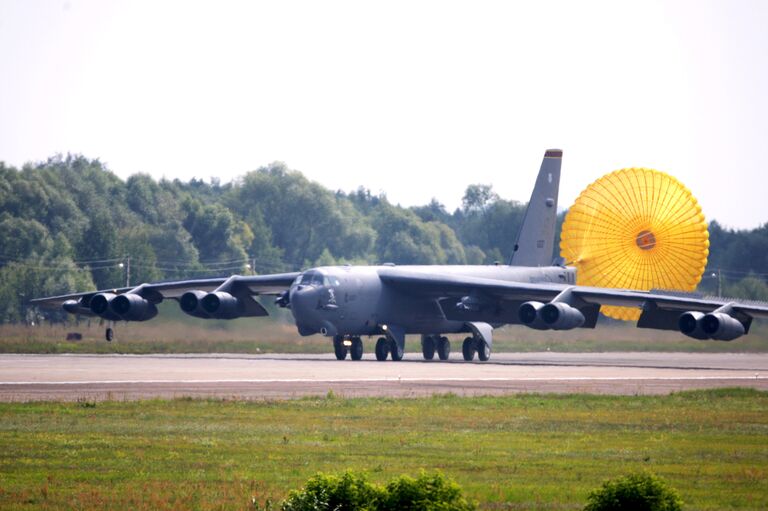 Американский бомбардировщик В-52 приземляется на взлетно-посадочную полосу аэродрома Жуковский для участия в международном авиасалоне МАКС-2011 Американский бомбардировщик В-52 приземляется на взлетно-посадочную полосу аэродрома Жуковский для участия в международном авиасалоне МАКС-2011