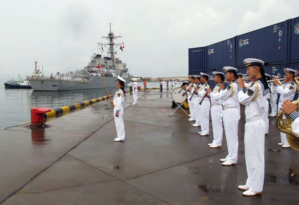 Американский эсминец USS Benfold в порту китайского города Циндао Американский эсминец USS Benfold в порту китайского города Циндао