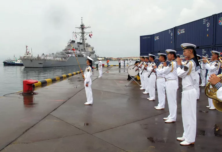 Американский эсминец USS Benfold в порту китайского города Циндао Американский эсминец USS Benfold в порту китайского города Циндао