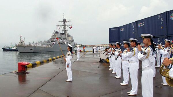 Американский эсминец USS Benfold в порту китайского города Циндао