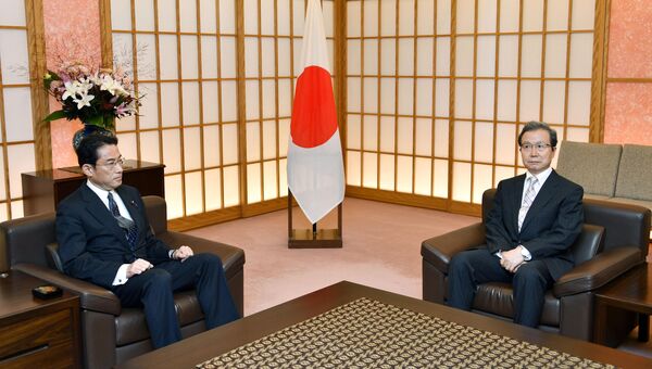 Министр иностранных дел Японии Фумио Кишида и посол КНР в Токио Чэн Юнхуа. 9 августа 2016