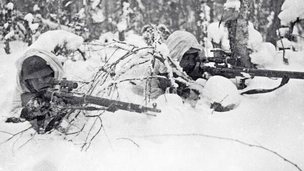 Красноармейцы-снайперы в засаде на территории Карелии. Советско-финская война 1939-1940 гг. 