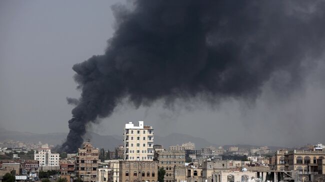 Авиаудар арабской коалиции по заводу в столице Йемена Сане