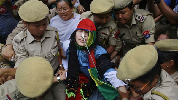 Индийская гражданская активистка Иром Шармила объявила о прекращении голодовки, продолжавшейся более 15 лет. 9 августа 2016