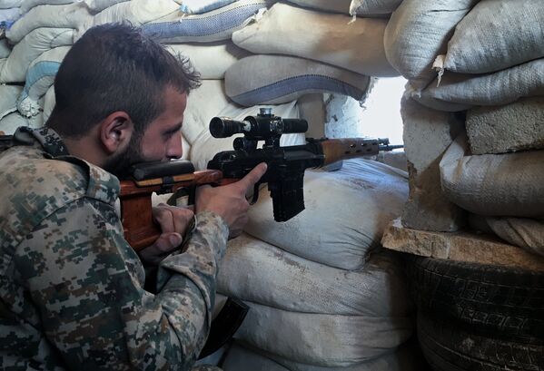 Боец сирийской армии на передовой позиции на юге Алеппо
