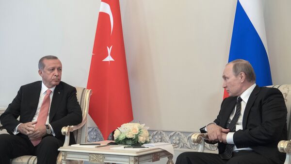 Президент России Владимир Путин (справа) и президент Турции Реджеп Тайип Эрдоган во время встречи в Константиновском дворце. 9 августа 2016